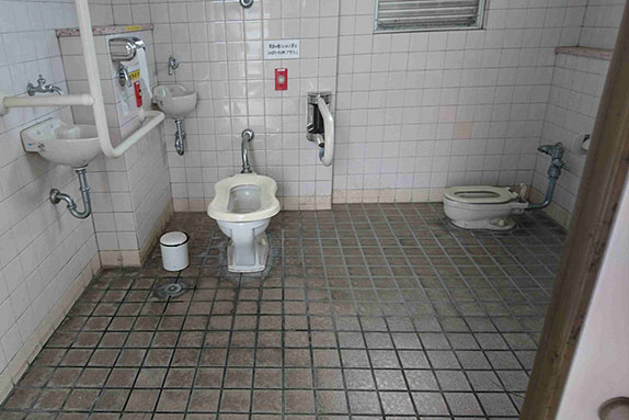 写真:釣り場近くの公衆トイレに多目的トイレあり