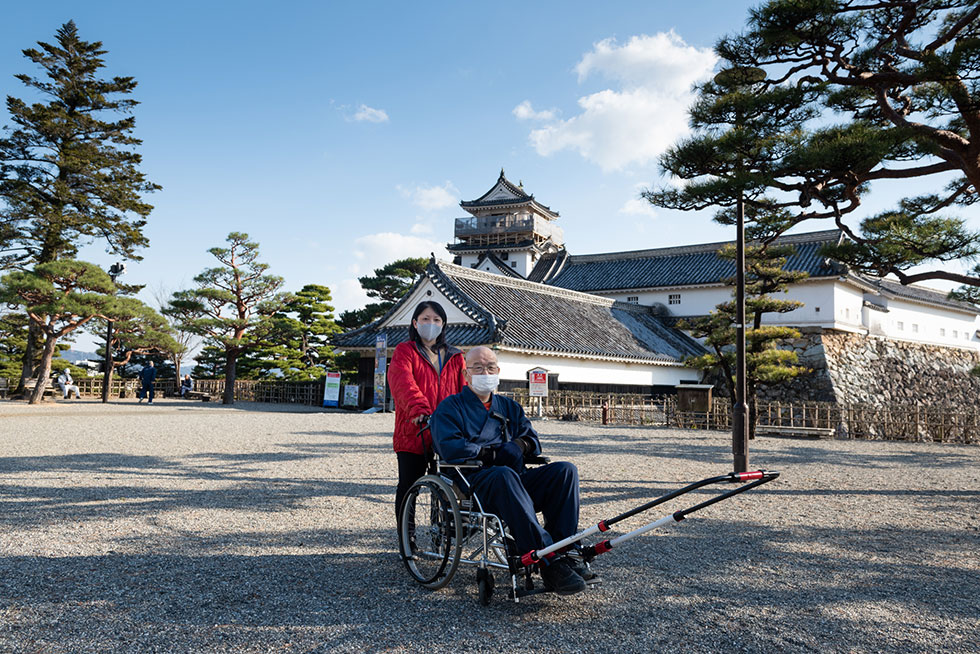 写真:車いすで高知城にチャレンジ4