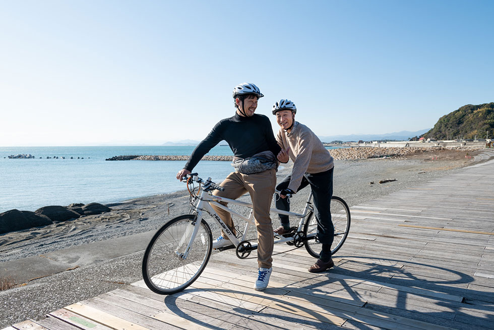 写真:海沿いを走ってタンデム自転車体験！3